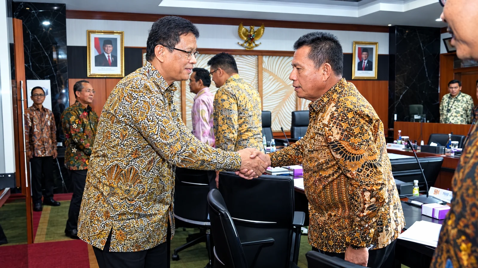 Gubernur Kepri Ansar Ahmad menyampaikan paparan dalam sebuah pertemuan.