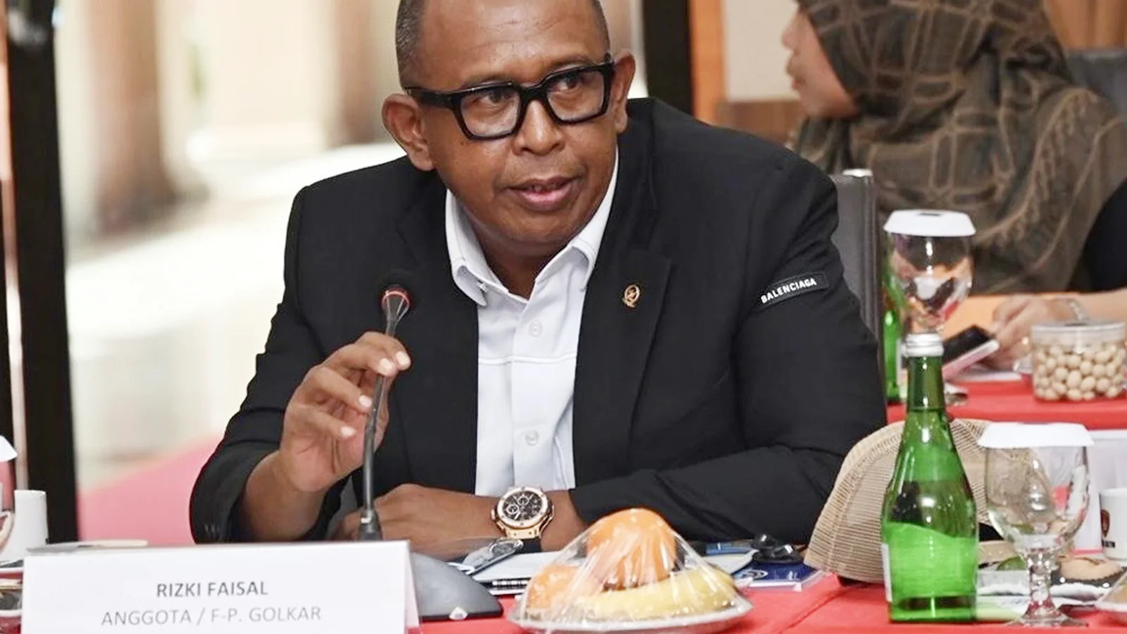 Anggota Komisi III DPR RI Rizki Faisal menyampaikan pandangan dalam sebuah rapat.