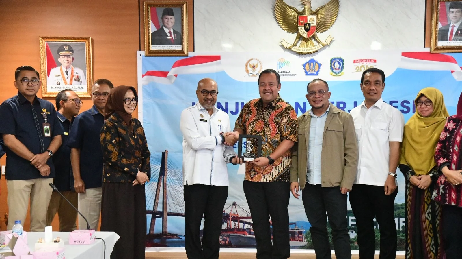 Penyerahan cendera mata pada Kunjungan Kerja Reses Komisi XI DPR RI di Kepulauan Riau.