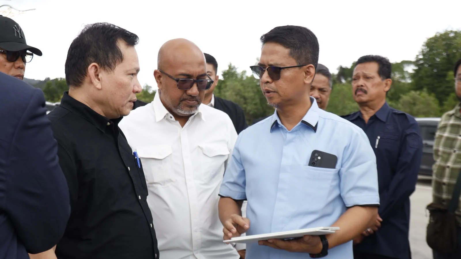 Rombongan Kemenko Perekonomian meninjau kawasan industri FTZ di Kabupaten Karimun.