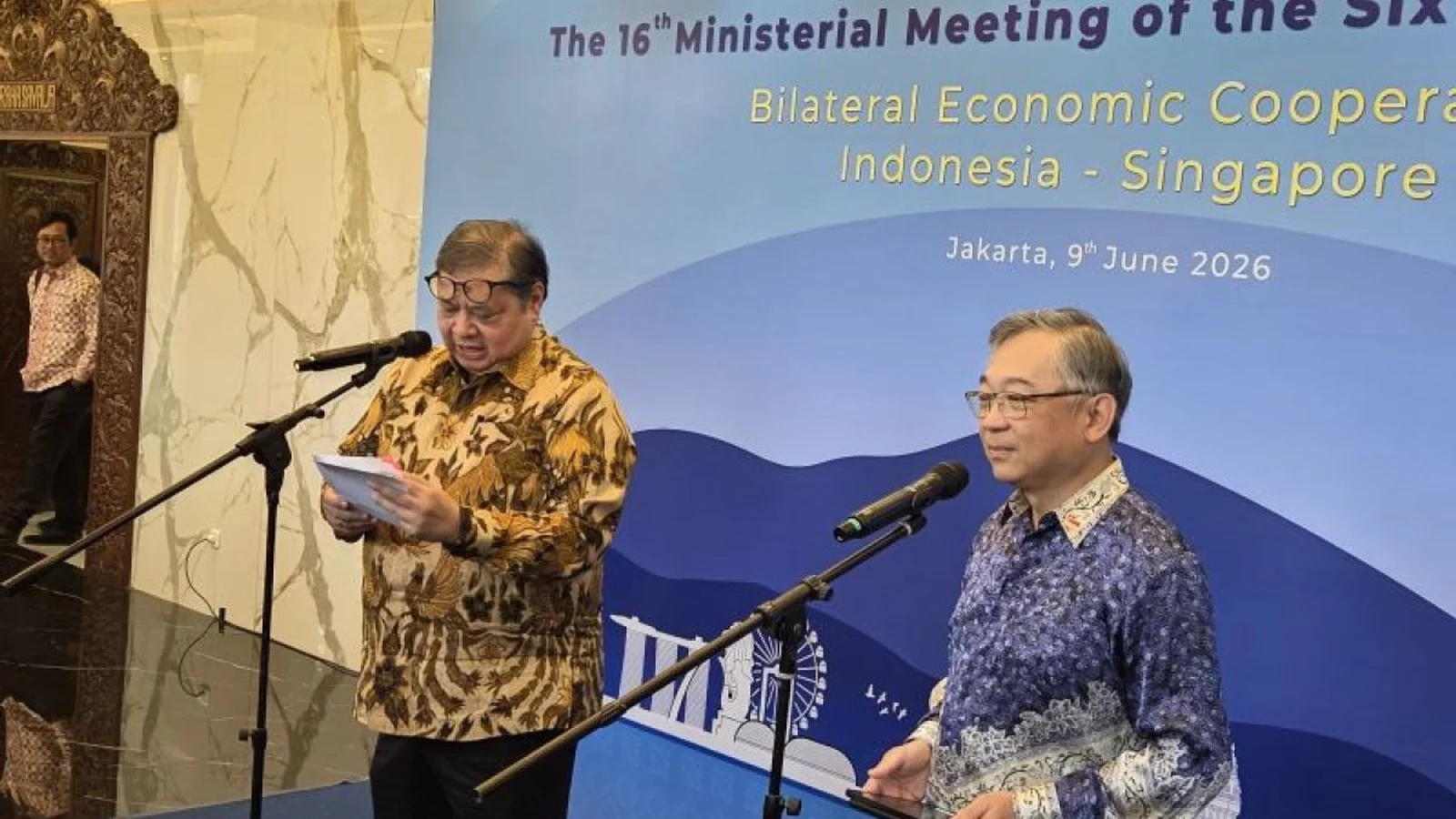 Menko Perekonomian Airlangga Hartarto bersama Wakil PM Singapura Gan Kim Yong dalam Pertemuan Menteri ke-16 Six Bilateral Economic Working Groups di Jakarta.
