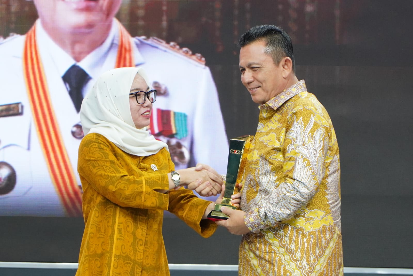 Gubernur Ansar Menerima Penghargaan Inovator Ekonomi Inklusif Daerah ” Ansar katakan  “Kawasan Perdagangan Bebas dan Pelabuhan Bebas seperti Batam, Bintan, Karimun, Itu kita jadikan Engine of Growht Ekonomi di Kepri”